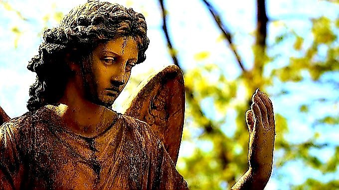 Quiero salvarme, Ángel de la Guarda.
Por favor, sigue ayudándome, incluso cuando no te lo pida.
