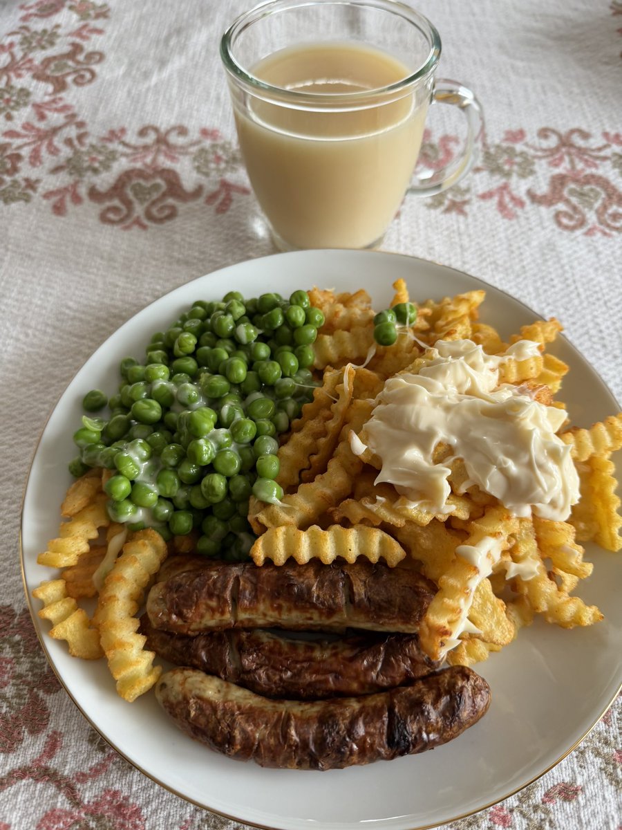 FRD490's tweet image. Lunch
Today
Bratwurst, fries, peas and banana juice.
🤤😋🍟🫛😊✌️
#lunch #cookingFRD #cookingPMD