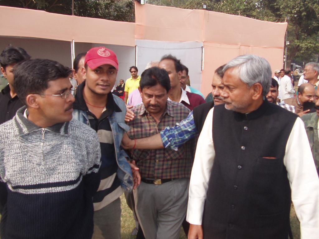 arunodayprakash's tweet photo. नवंबर 2005 में पहली बार नीतीश कुमार जी फुल टर्म के लिए बिहार सीएम बने। 

लगभग 20 साल बिहार में उनका शासन रहा। इस दौरान बिहार ने बहुत कुछ पाया। आज उन्होंने सीएम के पद से इस्तीफ़ा दे दिया। @NitishKumar जी आप स्वस्थ रहें। बिहार के अभिभावक की तरह नई सरकार को आपका मार्गदर्शन मिलता रहे। 

नई पारी के लिए शुभकामनाएं। 

-: ये तस्वीर 24 नवंबर, 2005 की है। पटना के गांधी मैदान पहुंचे थे नीतीश जी शपथ लेने।