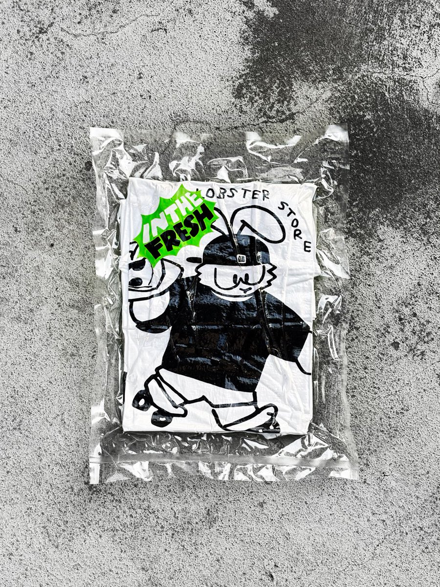 OCHALOBSTER's tweet image. 4月19日の関西けもケット11では「OCHALOBSTER IN THE FRESH Tシャツ」を頒布します。
シルクスクリーンでプリントしているヘビーウェイトTシャツで、真空パックした状態でお渡しします。
2種類／2枚入りのステッカーパックが付属します。M～3XLのサイズ展開で、3,000円で頒布予定です。