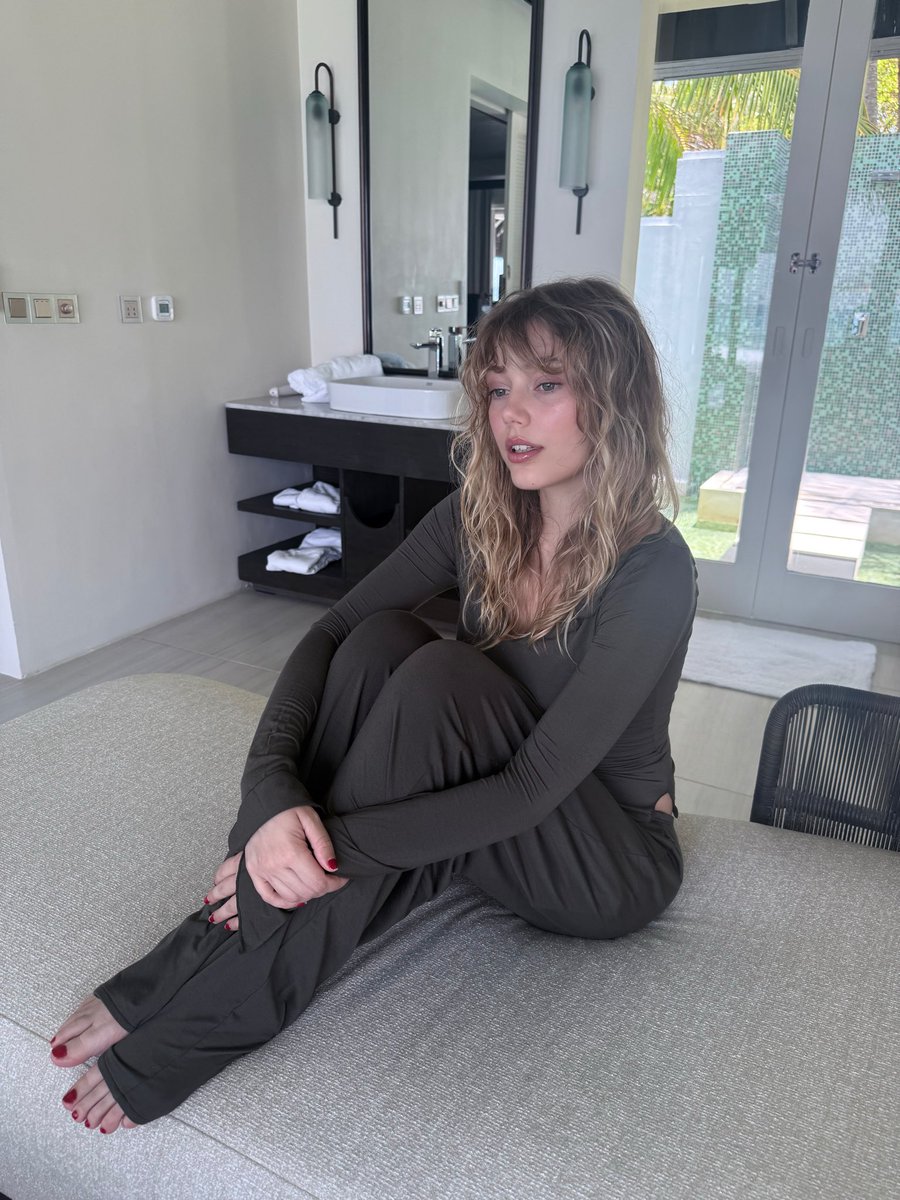 Grace Van Dien tweet media