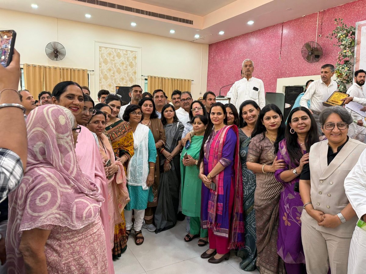 आज हिसार में जाट सेवक संघ द्वारा आयोजित यूपीएससी परीक्षा में समाज के होनहार अभ्यर्थियों के सम्मान समारोह में बतौर मुख्य अतिथि शिरकत कर प्रतिभाशाली बच्चों को हार्दिक बधाई एवं शुभकामनाएँ प्रेषित की…

इन युवाओं की मेहनत, लगन और संघर्ष न केवल समाज बल्कि पूरे राष्ट्र के लिए