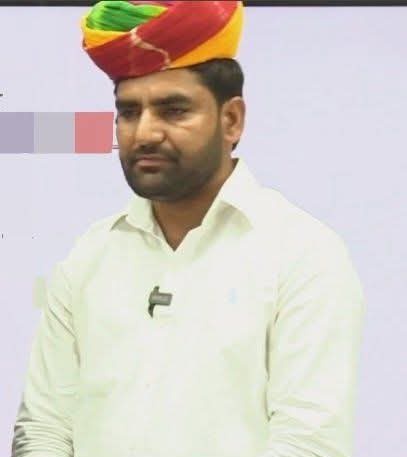 यह है लालचंद जी कुमावत जो सवाई माधोपुर के निवासी है...
यह 6 बार असिस्टेंट प्रोफेसर के इन्टरव्यू मे फैल हो गए...🥹

बचपन में इनकी मां का निधन हो गया...💔

इन्होंने विकट परिस्थितियों मे पढ़ाई करके 1st Grade भर्ती 2024 मे 165 रैंक हासिल की है...🔥

लालचंद ट्रेन के सफर में भी 6 से 8