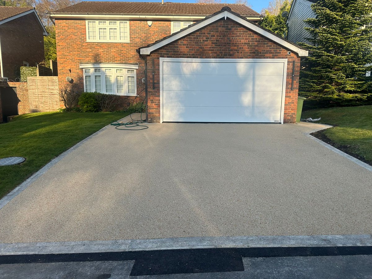 crown_paving's tweet image. Would you like the appearance of your property brought up to date with a new resin driveway? We've completed this beautiful update for a home in Surrey. Call us now on 0208 485 7638 for more information.
#crownpaving #resin #resindriveway #surrey #kent #property #home #driveway
