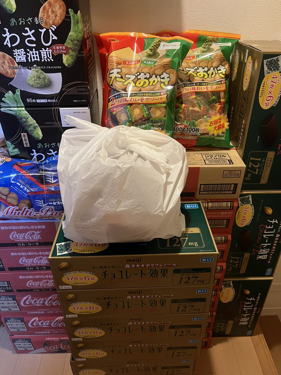 mirialud_man's tweet photo. 今日は入間のコストコ行って前回に引き続き明治のカカオ72％のチョコレート🍫の大箱やお煎餅🍘などのお菓子を買い溜めしました😄
普段行くスーパーでは見ない商品もあるからたまにはコストコ行くのも楽しい🚗💨 https://t.co/JgSYBSdbC1