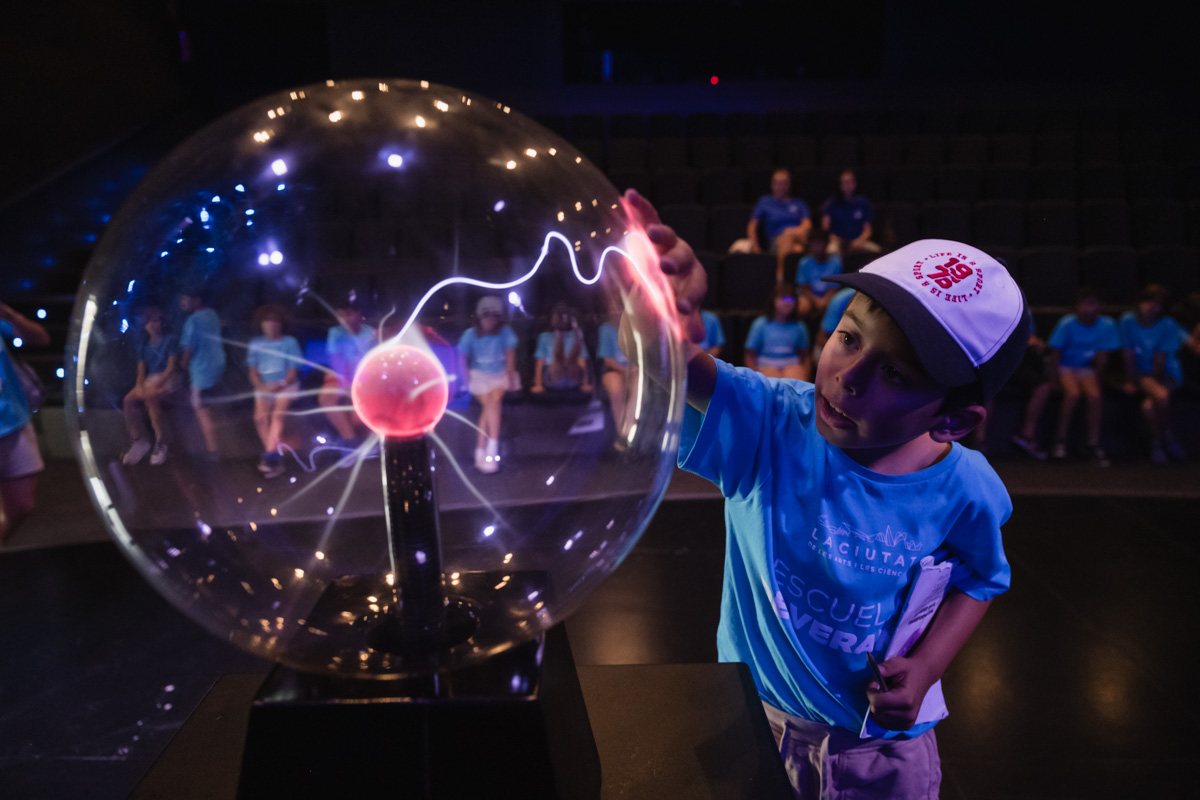 CACiencies's tweet image. 🌞¡Haz que este verano sea inolvidable!

✍️Abrimos inscripciones para #EscueladeVeranoCAC

🧒👧Juegos, aprendizaje y nuevos amigos les esperan cada día en el #MuseudelesCiències, #Hemisfèric, 
@Oceanografic_vl, @LesArtsValencia y #CaixaForum València 

ℹ️ cac.es/escueladeverano