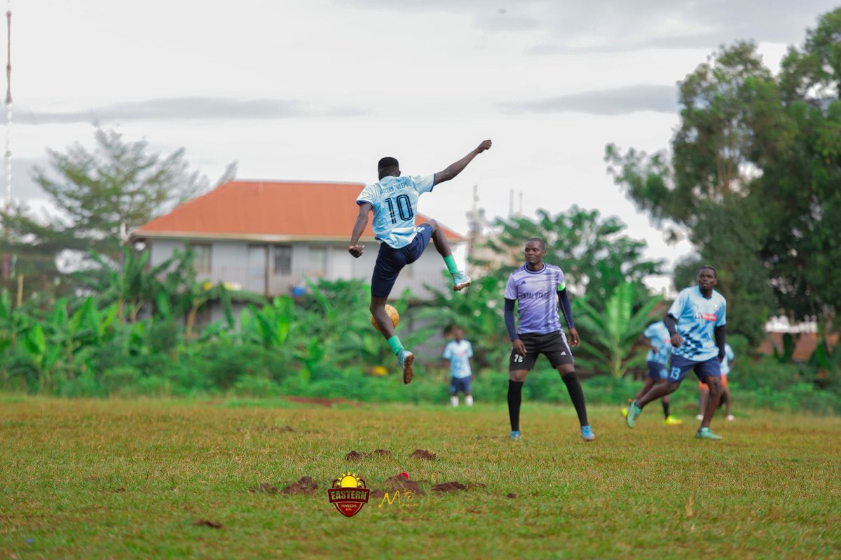 RashBin32's tweet photo. Me controlling @Bestman_256 's pass in Bukeddea at the #EasternTweepsCharityOutreach.

Don't miss this Saturday at Bukeddea Town primary school. https://t.co/qW4SrX6GxZ