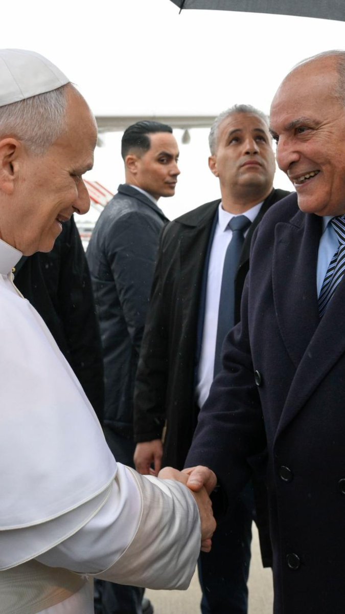 VaticanNews's tweet image. Pope Leo arrived in Annaba and, despite the rain, was welcomed by children in traditional dress with flowers as well as the Bishop of Constantine-Hippo and the Algerian ministers of foreign affairs and culture.