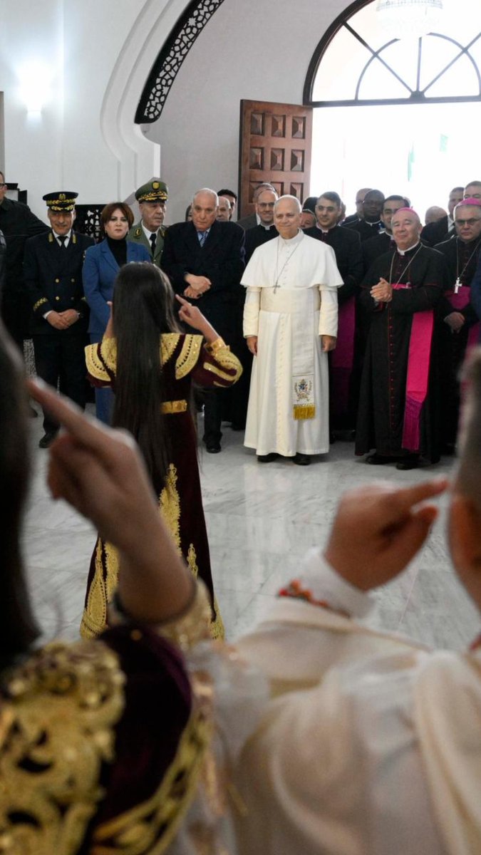VaticanNews's tweet image. Pope Leo arrived in Annaba and, despite the rain, was welcomed by children in traditional dress with flowers as well as the Bishop of Constantine-Hippo and the Algerian ministers of foreign affairs and culture.