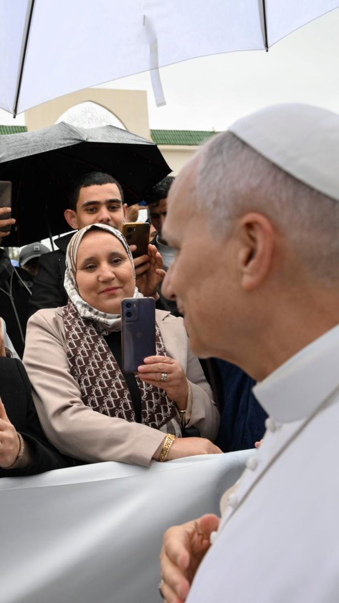 VaticanNews's tweet image. Pope Leo arrived in Annaba and, despite the rain, was welcomed by children in traditional dress with flowers as well as the Bishop of Constantine-Hippo and the Algerian ministers of foreign affairs and culture.