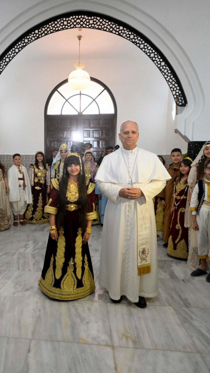 VaticanNews's tweet image. Pope Leo arrived in Annaba and, despite the rain, was welcomed by children in traditional dress with flowers as well as the Bishop of Constantine-Hippo and the Algerian ministers of foreign affairs and culture.