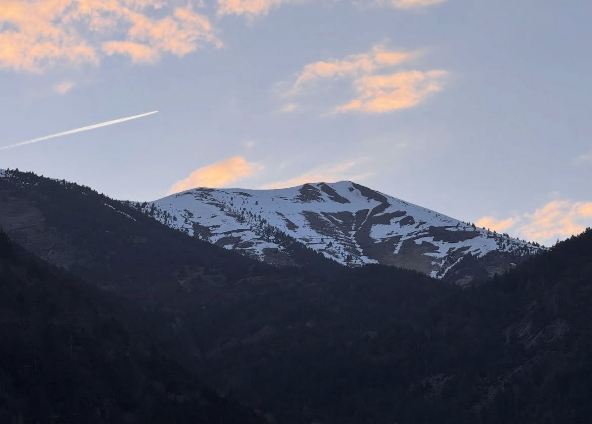 aqueras montañas
tan alteras son,
no me dixan bier 
os mios aimors

aqueras montañas 
cuán se’n baxarán
y os mios aimors
aparixerán