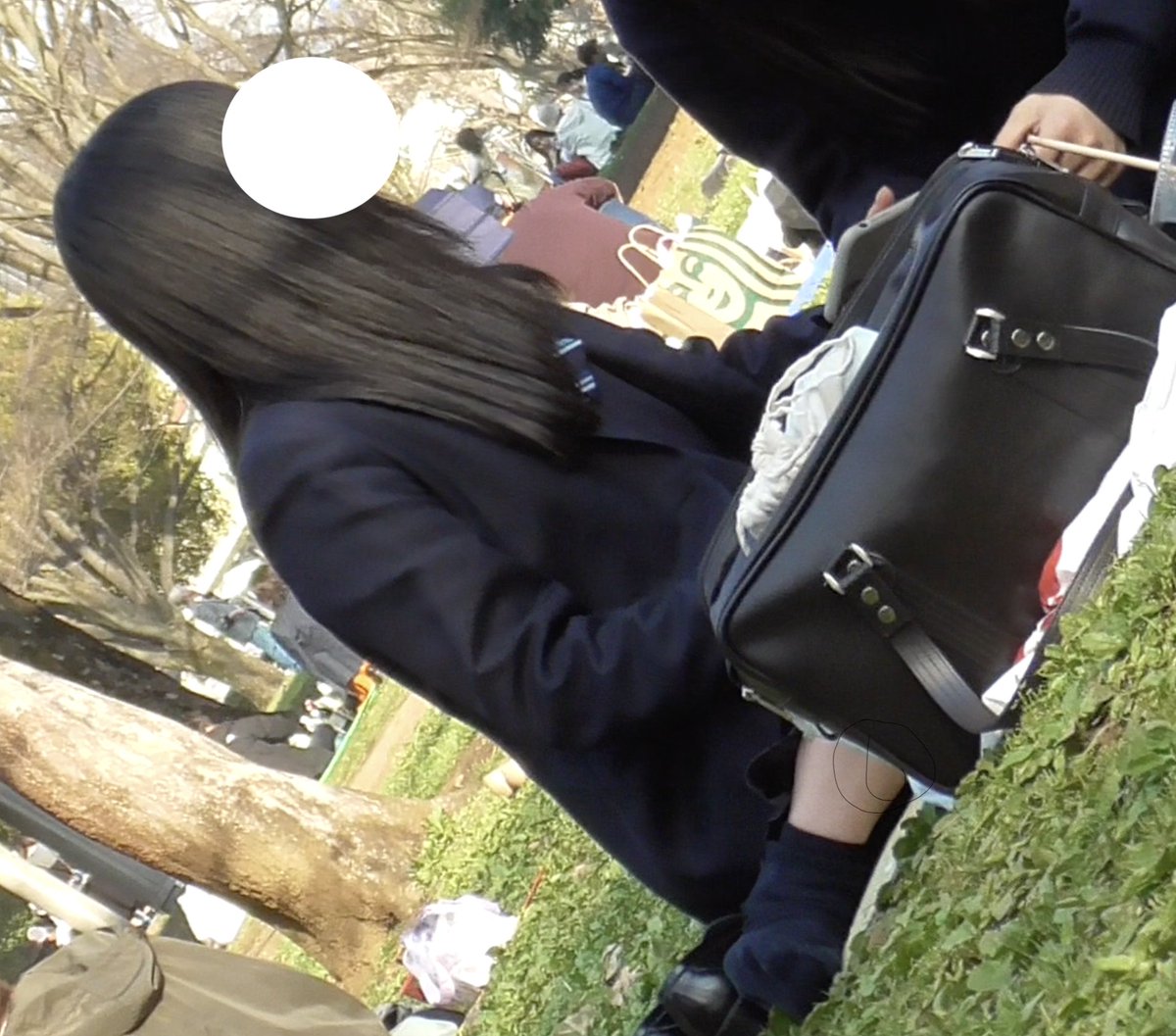 shiawaseashi's tweet photo. 学校帰りの学生さんに撮影させていただいた時の写真です。

裸足は足が臭いからダメですw
とのことで靴下のまま撮影させていただきました。

ご協力ありがとうございました！ https://t.co/IhFSVSWMQ6