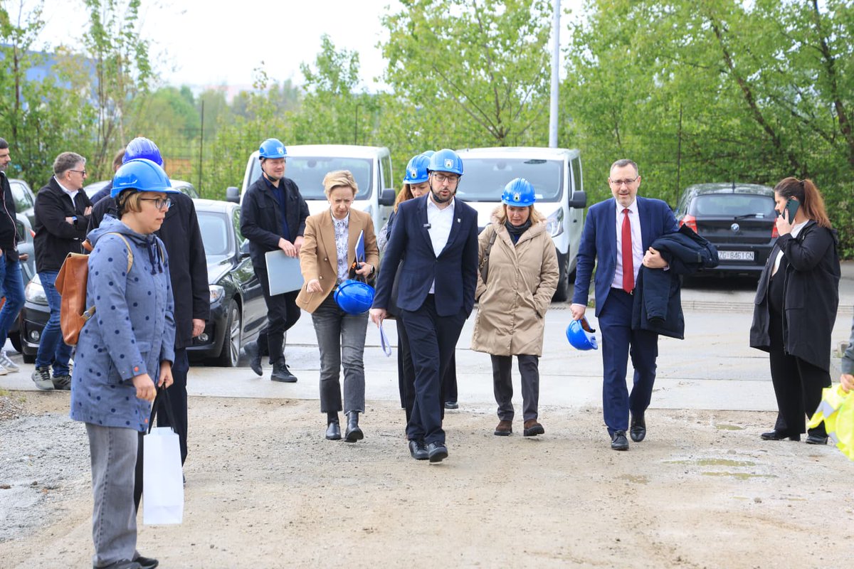 GradZagrebHr's tweet photo. 🏗️ Gradonačelnik Tomašević obišao radove na DV Stenjevec, jednom od 28 projekata vrtića ove gradske uprave

Gradonačelnik @ttomasevichr danas je zajedno sa svojim zamjenicima obišao radove na novom objektu dječjeg vrtića u Stenjevcu, u kojem će se od jeseni smjestiti oko 200 djece u 10 skupina. Završetak radova i ishođenje potrebnih dozvola očekuju se na ljeto, kako bi vrtić bio spreman za novu pedagošku godinu. Riječ je o prvom novom vrtiću u Španskom nakon 15 godina, kojeg Stenjevec s nestrpljenjem očekuje.

💶 Vrijednost projekta iznosi 6,6 milijuna eura s PDV-om, od čega je:
• oko 4,7 milijuna eura osigurano iz gradskog proračuna 
• oko 1,9 milijuna eura iz europskih sredstava kroz Nacionalni plan oporavka i otpornosti (NPOO) 

📊 Dječji vrtić u Stenjevcu jedan je od 28 projekata vrtića ove gradske uprave, od kojih je:
• 16 projekata završeno 
• 4 u tijeku 
• 8 u pripremi 

Za svih 28 projekata Grad Zagreb je pripremio potrebnu dokumentaciju, riješio imovinsko-pravne odnose gdje je to bilo potrebno te ishodio sve potrebne dozvole. 
Ukupna vrijednost svih 28 projekata iznosi 124,7 milijuna eura, a financiranje dolazi:
• 83,79 % iz proračuna Grada Zagreba 
• 16,21 % iz europskih sredstava kroz NPOO,
pri čemu je 8 projekata financirano isključivo iz gradskog proračuna❗

💬 “Do ove jeseni bit ćemo na 20 realiziranih projekata vrtića otkad sam preuzeo upravljanje gradom, na što smo iznimno ponosni. Važno nam je gdje god moguće za gradske projekte osigurati i europska sredstva, jer time povećavamo ukupni volumen naših investicija u kvalitetu života Zagrepčana, ali gradske vrtiće gradimo primarno sredstvima iz gradskog proračuna. Naime, za 28 projekta zagrebačkih vrtića, od kojih smo 16 završili, a 12 je u tijeku, 84% financiranja dolazi iz gradskog proračuna, a 16% dolazi iz NPOO-a”, istaknuo je gradonačelnik Tomislav Tomašević.
