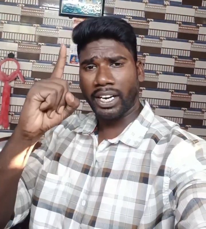 imTrueIndia1's tweet photo. Video डाला था... पैसे आने लगे 😳💸

Prasad says: कल मैंने बस casually PhonePe speaker box का video upload किया...
कोई intention नहीं था।

लेकिन उसी scanner पर लोग ₹1, ₹2 भेजने लगे... 😅

Shop में speaker से बार-बार Mahesh Babu की voice,
Payment received!
और mobile पर notifications ही notifications...

पूरी रात ₹1, ₹1, ₹1 आते रहे…
मैं सोच रहा था - ये हो क्या रहा है? 🤯

मेरे hotel में ₹5 से कम का कुछ मिलता ही नहीं...
फिर ये ₹1 कौन भेज रहा है?

घर आकर Instagram खोला...
तो comments भरे पड़े थे,
Bhai ₹1 bheja
Bhai ₹2 transfer kiya 😂

Internet पर लोग मज़ाक में भी
trend बना देते हैं... और कभी-कभी वो real money बन जाता है 😅💰