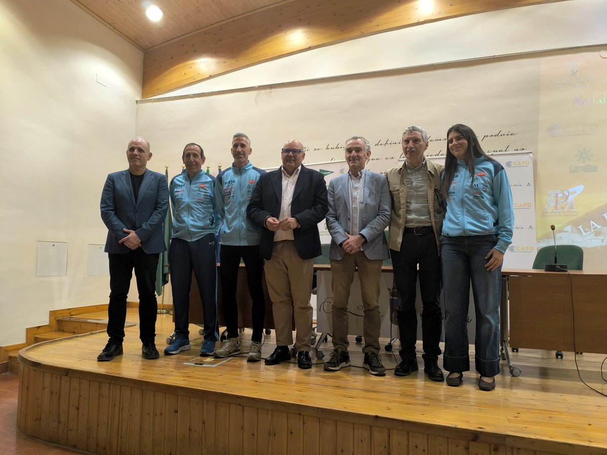 fpdandalucia's tweet photo. El alcalde del @AytoVLZ, @jesuslupianezPP, nos visita durante el Congreso para hacer balance de los XXV Premios Periodistas Deportivos de Andalucía y agradecer la elección de Vélez-Málaga como sede de ambos eventos.

¡Muchas gracias por tan calurosa acogida! https://t.co/oDLm4z97kO