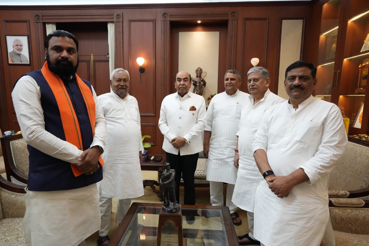 PrameyaEnglish's tweet image. #PHOTOS: #Patna: The longest-serving CM of Bihar #NitishKumar submits his resignation to Governor Lt Gen Syed Ata Hasnain (Retd) at Lok Bhavan in Patna.     

He took oath as a Member of the Rajya Sabha on April 10.