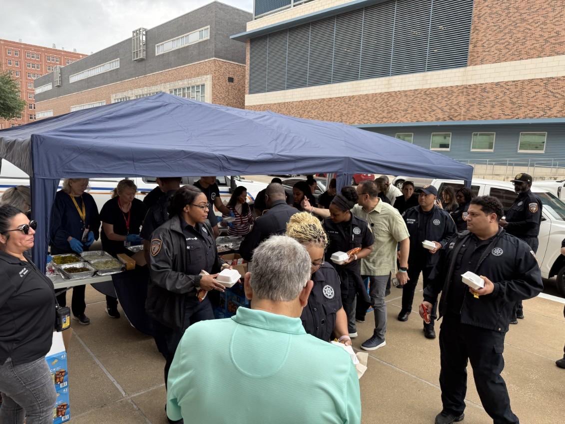 HCSOJail's tweet photo. @hcso_Jail_Chap and APOA showed up and showed out! Officer appreciation with some burgers hot off the bbq pit. Teammates had the opportunity to catchup while getting a bite. https://t.co/hz9f4JaHqW