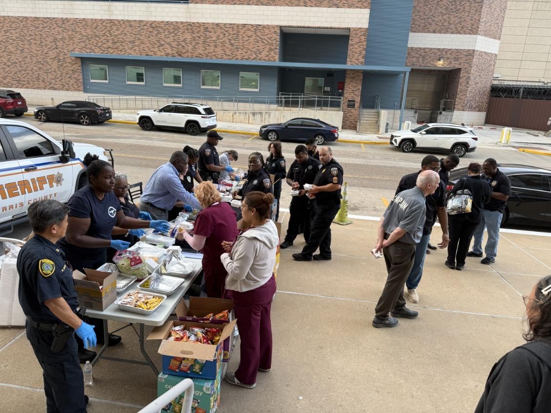 HCSOJail's tweet photo. @hcso_Jail_Chap and APOA showed up and showed out! Officer appreciation with some burgers hot off the bbq pit. Teammates had the opportunity to catchup while getting a bite. https://t.co/hz9f4JaHqW