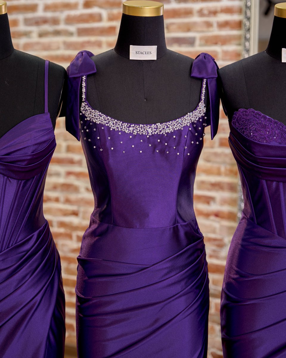 Staceesofficial's tweet image. Perfect grape simple dress! 💜Have You Said ‘YES’ to The Dress Yet ?…

#stacees #prom #promdresses #sheathdress #pearl #strapless #prom2026 #grape #pleated