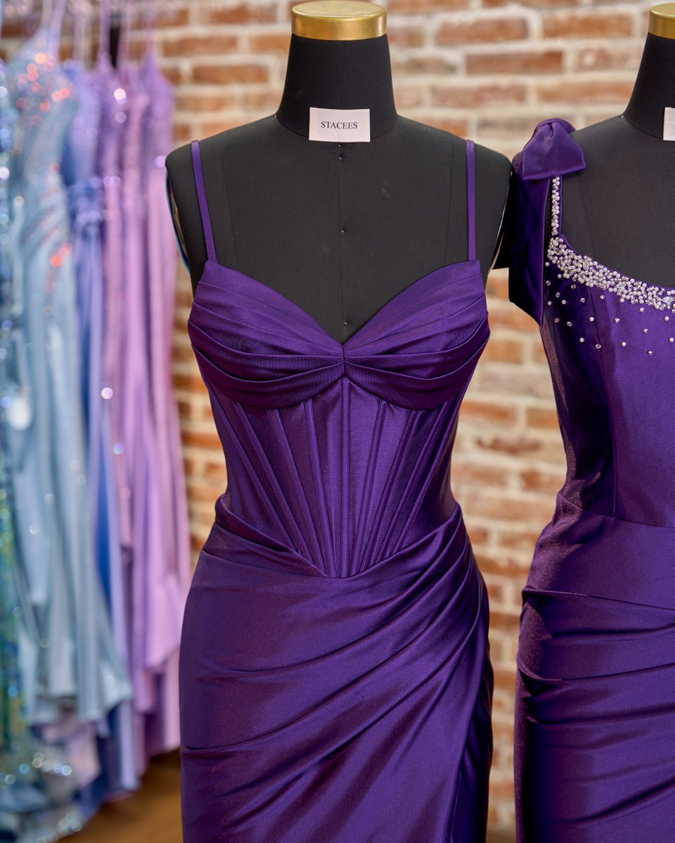 Staceesofficial's tweet image. Perfect grape simple dress! 💜Have You Said ‘YES’ to The Dress Yet ?…

#stacees #prom #promdresses #sheathdress #pearl #strapless #prom2026 #grape #pleated