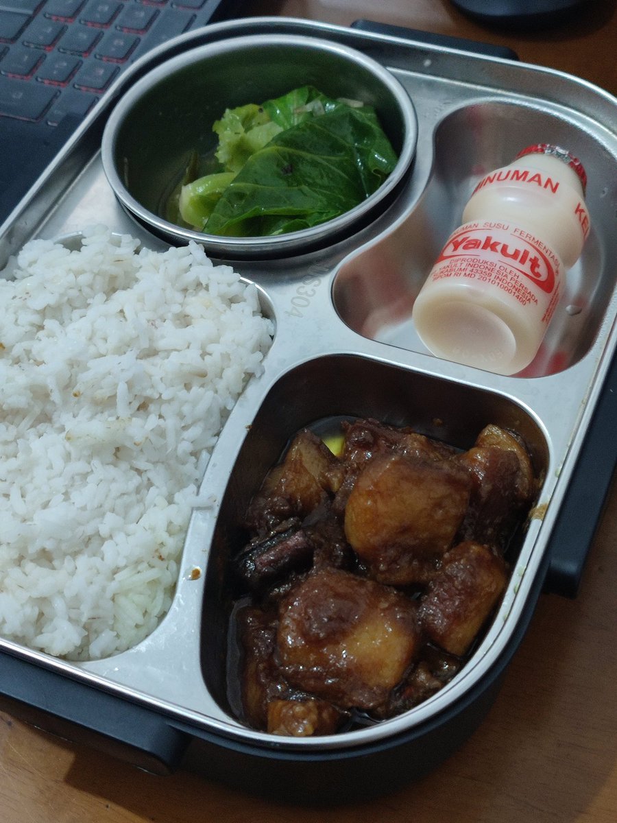 banzar92's tweet image. Braised Pork in Sweet Soy Sauce
#MBG (Masakan Bini Gue)

Jangan lupa makan siang ya anak maniss.
Ingat istirahat dan isi tenaga.