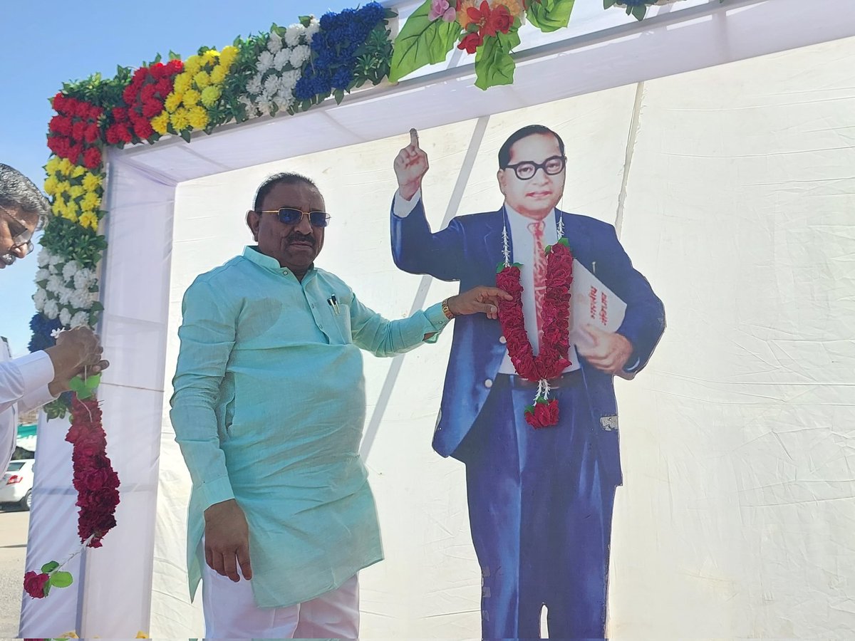 SukhajiThakor_'s tweet photo. ડો. બાબાસાહેબ આંબેડકર જીની જન્મજયંતિ નિમિત્તે આજે બેચરાજી ખાતે બાબાસાહેબની પ્રતિમાને પુષ્પાંજલિ અર્પણ કરવામાં આવી. 
ભારતના બંધારણ નિર્માતા અને સમાનતા, ન્યાય અને અધિકારના પ્રણેતા એવા બાબાસાહેબને આ અવસરે ભાવભીની શ્રદ્ધાંજલિ અર્પણ કરી તેમના વિચારોને જીવનમાં ઉતારવાનો સંકલ્પ લેવામાં https://t.co/ddXibwr8ID
