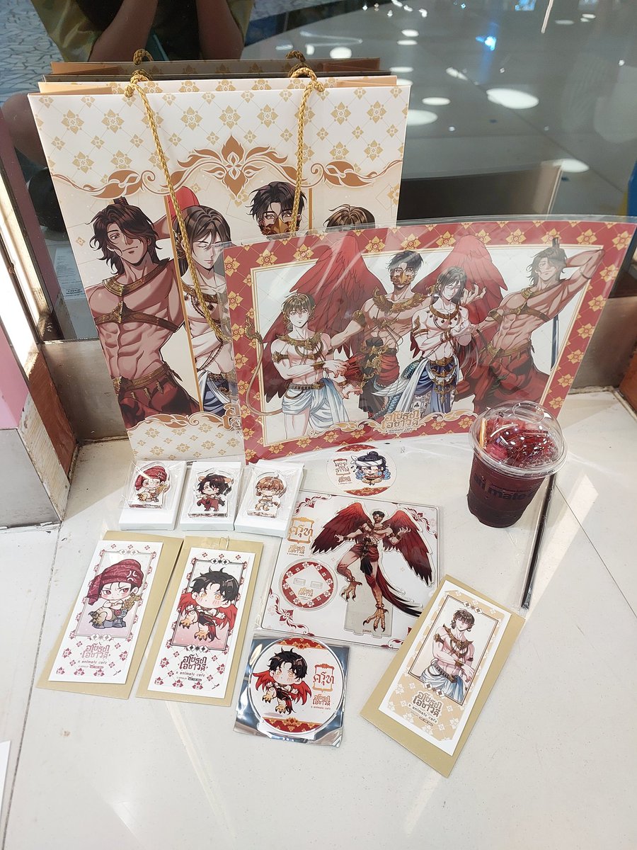 โพสอื่นเขาพูดไปหมดแล้ว โพสนี้เราขอมาขายงานอโยธยาเอยาวดีคอลแลป animate cafe ในธีมป่าหิมพานต์ วันนี้วันสุดท้ายแล้ว งานสวยตาแตกมาก เรายังไม่ได้อ่านแต่แพ้ลายเส้นมากค่ะ สวยจริงๆชอบครุฑมาก อุดหนุนมาไม่ผิดหวังเลยค่ะ #แบนหงสาวดี