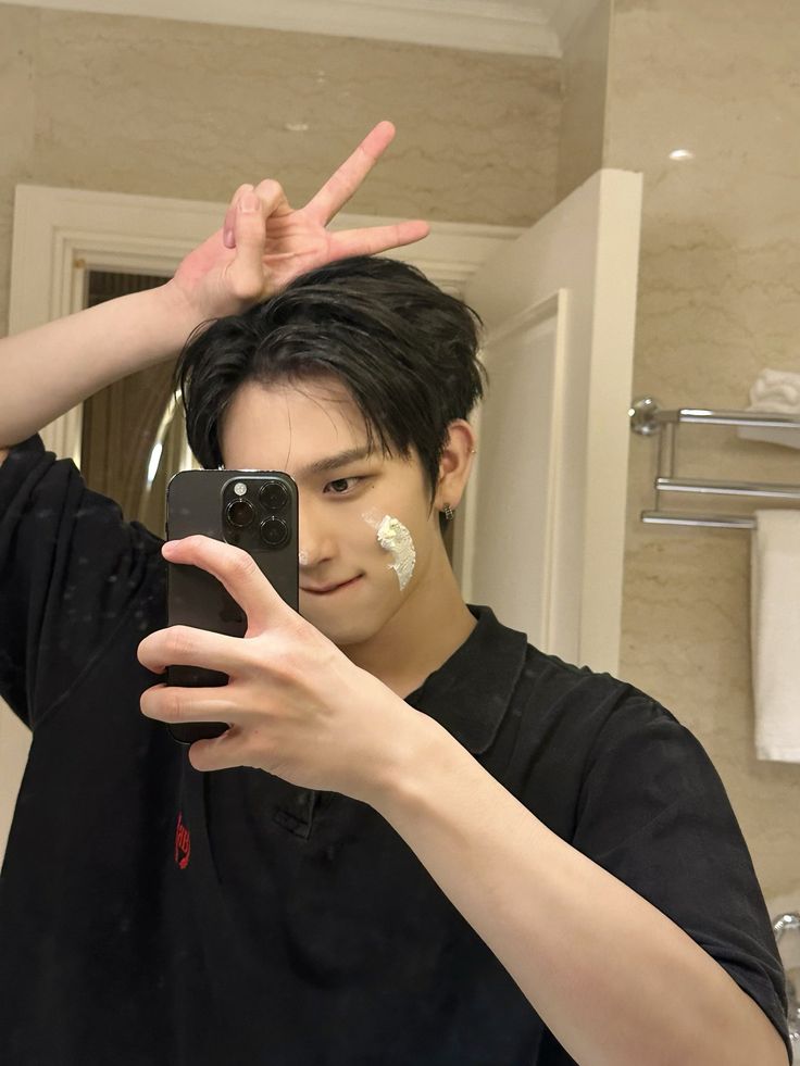 zenithafter's tweet photo. mirror selfie~

#유니스 #이펙스 #방윤하 #백승 
#UNIS #EPEX #YUNHA #BAEKSEUNG https://t.co/KVSwIJaHdK