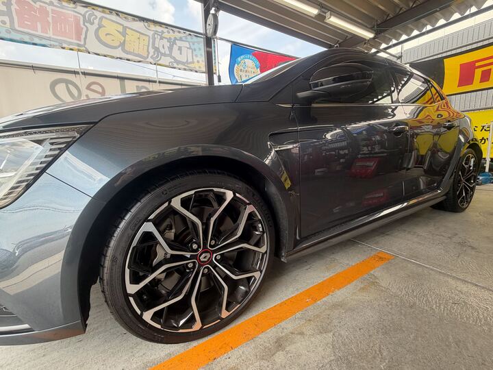 twp_sanda's tweet photo. メガーヌのタイヤ交換ありがとうございました🛞
ミシュラン パイロットスポーツ4S を装着✨
高いグリップ力と安定感でスポーツ走行をしっかりサポート🏁
ハンドリング性能も良く、走りを楽しみたい方におすすめです😊#タイヤホイールプレミアム #メガーヌ #ミシュラン #タイヤ交換 https://t.co/96TNPLzds5