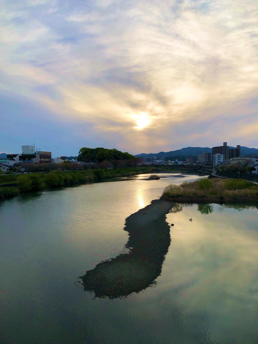 時折、ぼんやりする。思い出そうとしても…思い出せないこと。とことん考えようとしても、考え尽くせないこと。そんな時…私は"わたし”を精一杯に守っている。これ以上、傷口が膿んでしまわないよう…今以上に、この身が疲弊しないようにと。だから…色も形も曖昧なままでいい。それが、優しさ。#曖昧