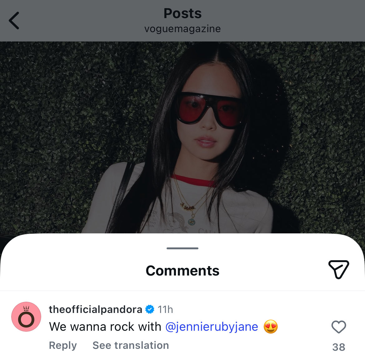 tjruby_'s tweet image. เจนนี่ใส่สร้อยและชาร์มชื่อ JENNIE ของ Pandora แบรนด์คอมเม้นท์บนโพสต์ของ Vogue Magazine

“We wanna rock with @jennierubyjane 😍”