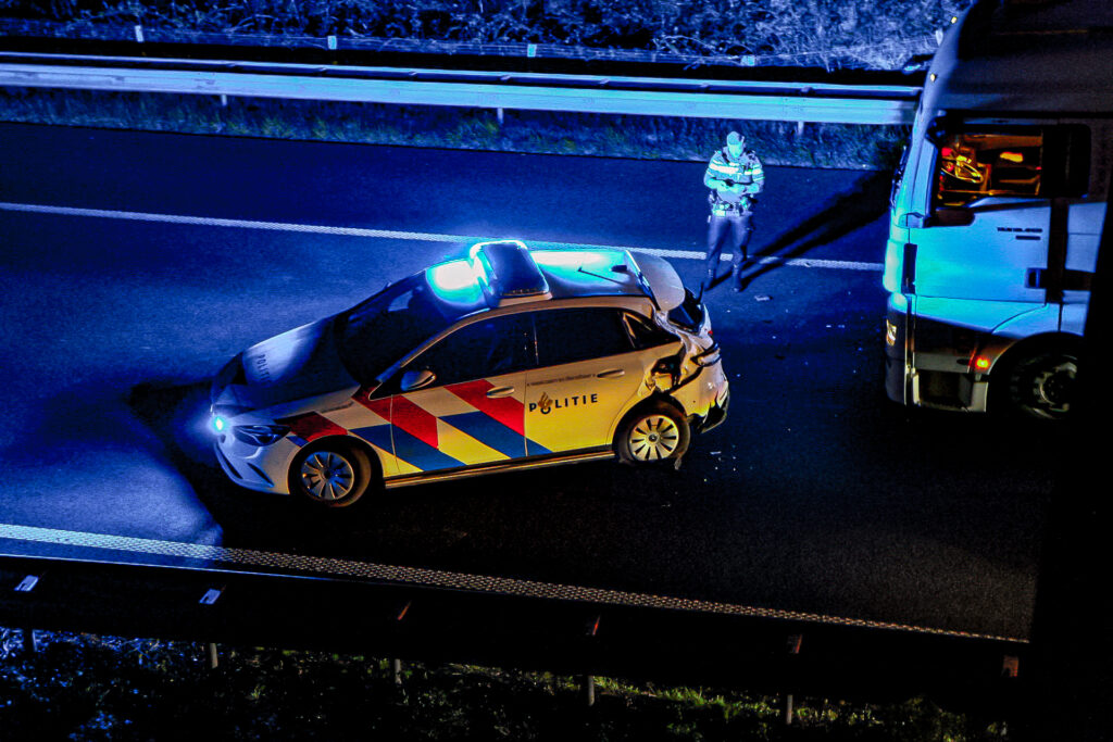 Vrachtwagen botst op politieauto op A4 bij Bergen op Zoom