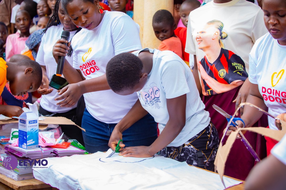 EEYMO207's tweet photo. In Celebration of @GoodDeedsDay in Bududa, we shared menstrual hygiene and health education. We taught girls to make reusable sanitary pads, giving them skills to end period poverty with dignity, confidence, and hope. 

#GoodDeedsDayUganda 
@shesthefirst @MHDay28May https://t.co/dknd0O71oP
