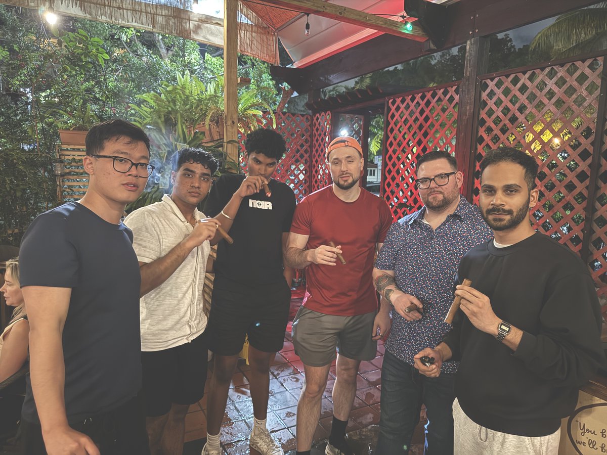 Fondocom's tweet image. What a night in Little Havana with founders from @focal_vc x @thelabmiami's first Winter Residency.

They’ve been grinding hard, so @fondocom x @justworks took them out to enjoy Cuban food, music, and a well-earned break.

Pre-seed AI founders. ~1% acceptance rate. They left