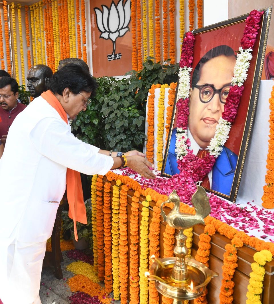 KailashOnline's tweet photo. संविधान निर्माता, भारत रत्न डॉ. भीमराव अंबेडकर जी की जयंती पर उन्हें कोटि-कोटि नमन🙏

आज इस अवसर पर नई दिल्ली में भारतीय जनता पार्टी के राष्ट्रीय अध्यक्ष श्री @NitinNabin जी के साथ बाबा साहेब को श्रद्धापूर्वक पुष्पांजलि अर्पित कर उनके विचारों का स्मरण किया।

बाबा साहेब ने समाज के उत्थान के लिए जो अनुपम कार्य किए हैं, वैसा उदाहरण समूचे विश्व में दूसरा नहीं मिलता। उनका जीवन त्याग, संघर्ष एवं समता के मंत्र से अनुप्राणित था।

भारतीय जनता पार्टी बाबा साहेब के दिखाए सामाजिक समरसता के मार्ग पर दृढ़ संकल्प के साथ अग्रसर है।

#AmbedkarJayanti