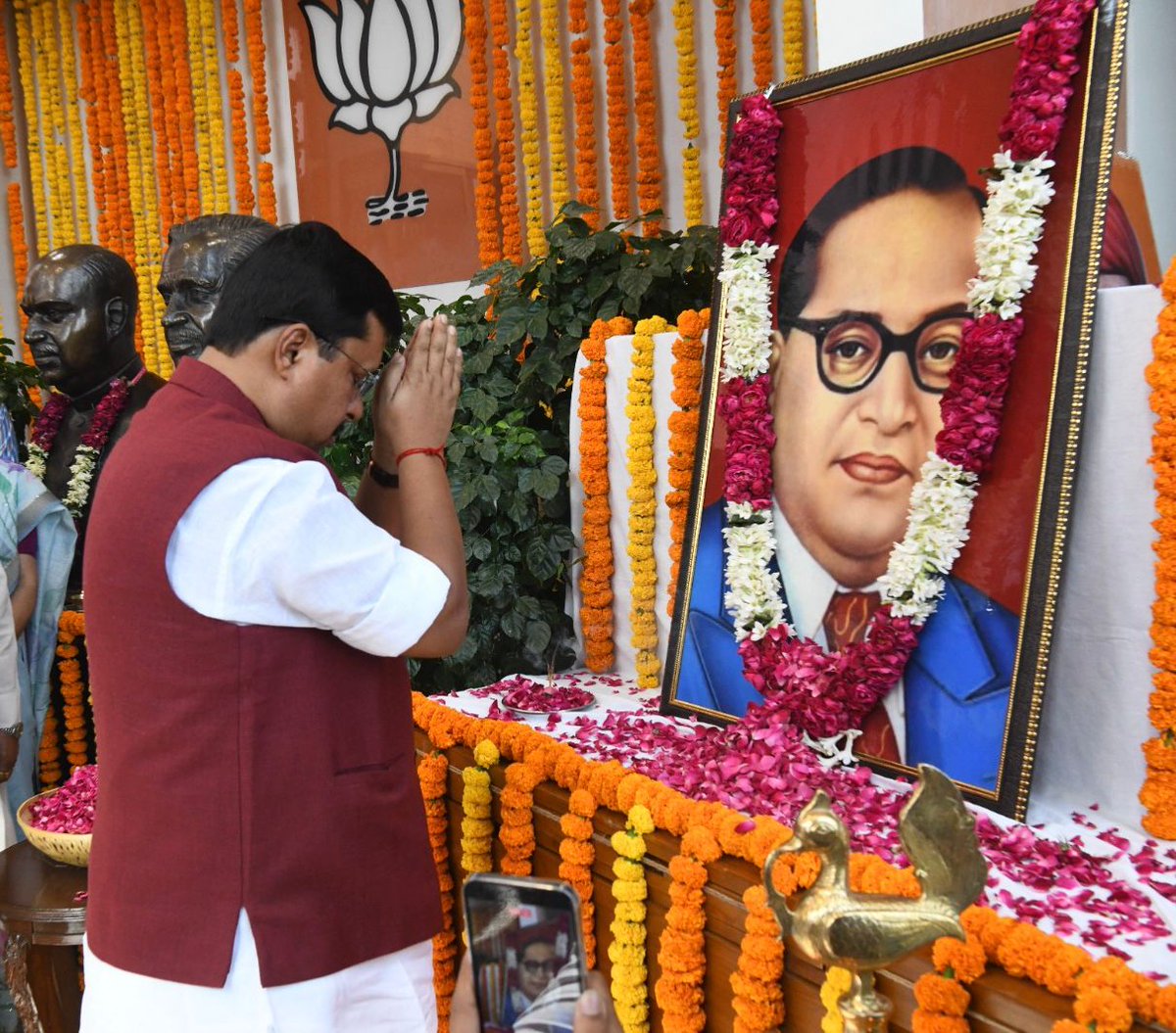KailashOnline's tweet photo. संविधान निर्माता, भारत रत्न डॉ. भीमराव अंबेडकर जी की जयंती पर उन्हें कोटि-कोटि नमन🙏

आज इस अवसर पर नई दिल्ली में भारतीय जनता पार्टी के राष्ट्रीय अध्यक्ष श्री @NitinNabin जी के साथ बाबा साहेब को श्रद्धापूर्वक पुष्पांजलि अर्पित कर उनके विचारों का स्मरण किया।

बाबा साहेब ने समाज के उत्थान के लिए जो अनुपम कार्य किए हैं, वैसा उदाहरण समूचे विश्व में दूसरा नहीं मिलता। उनका जीवन त्याग, संघर्ष एवं समता के मंत्र से अनुप्राणित था।

भारतीय जनता पार्टी बाबा साहेब के दिखाए सामाजिक समरसता के मार्ग पर दृढ़ संकल्प के साथ अग्रसर है।

#AmbedkarJayanti
