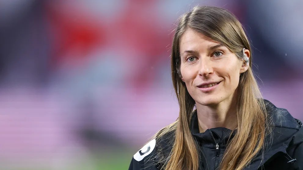 🗣️ Union Berlin’in futbol şubesinden sorumlu yöneticisi Horst Heldt, Marie-Louise Eta’nın teknik direktörlüğe getirilmesi sonrası gelen olumsuz yorumlar hakkında konuştu:

“Cinsiyetçi yorumları gördüm. Ancak bu seslere alan vermeyi reddediyorum. Benim için burada mesele tamamen