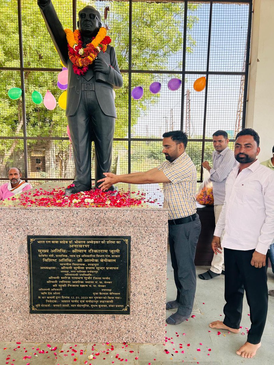 manoharpur57's tweet photo. नगर पालिका मनोहरपुर द्वारा  बाबा साहब डॉ भीमराव अंबेडकर की जयंती के उपलक्ष में सभी नगर पालिका वासियों को अपने अपने घर के आगे साफ सफाई रखने के प्रेरित किया गया।
@MoHUA_India 
@RajCMO 
@SwachhBharatGov 
@PMU_SBM_RAJ 
@sbmvns
@RajCMO 
@urbansbm 
@LSG_Rajasthan https://t.co/qZTSoNWC3m
