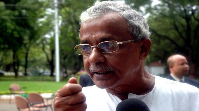 "मैंने TMC में रहकर पाप किया है, अब प्रायश्चित कर रहा हूं।"

पश्चिम बंगाल में घुटनों के बल बैठकर, जमीन पर सिर झुकाकर TMC के दिग्गज नेता रहे शिशिर अधिकारी ने मांगी माफी।

कभी तृणमूल कांग्रेस के मजबूत स्तंभ रहे वरिष्ठ नेता शिशिर अधिकारी अब भारतीय जनता पार्टी के समर्थन में सक्रिय