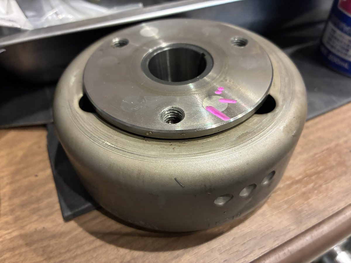 Balius2ZR7SJuke's tweet photo. #balius2
先週ステーター(コイル)を新品に交換したが、発電しない問題解決せず🥲
磁力の経年劣化を疑って、もう廃番のフライホイール(マグネット)をヤフオクで中古2つ買ったが、磁力が現状のと大差なく、試しに交換したけど、やっぱり発電しない。
作業by本日代休の整備士👨🔧夫 https://t.co/sm3zwvRYkG