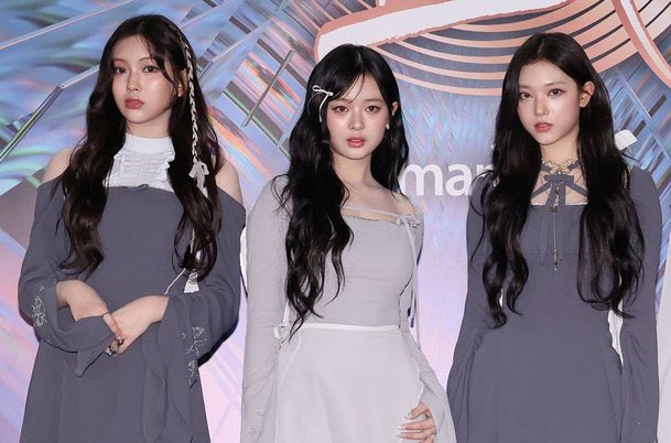 keitadj3's tweet image. #NewJeans ヘリン、ヘイン＆ハニ、デンマークで目撃！大きくなるカムバック期待感

写真の中でヘリンのすっきりとした服装やスタッフと一緒にいる姿から個人的な旅行ではなくスケジュール消化のようだという意見が出た。ハニも同行したと知られ、カムバックのための撮影ではないかという推測が続いた