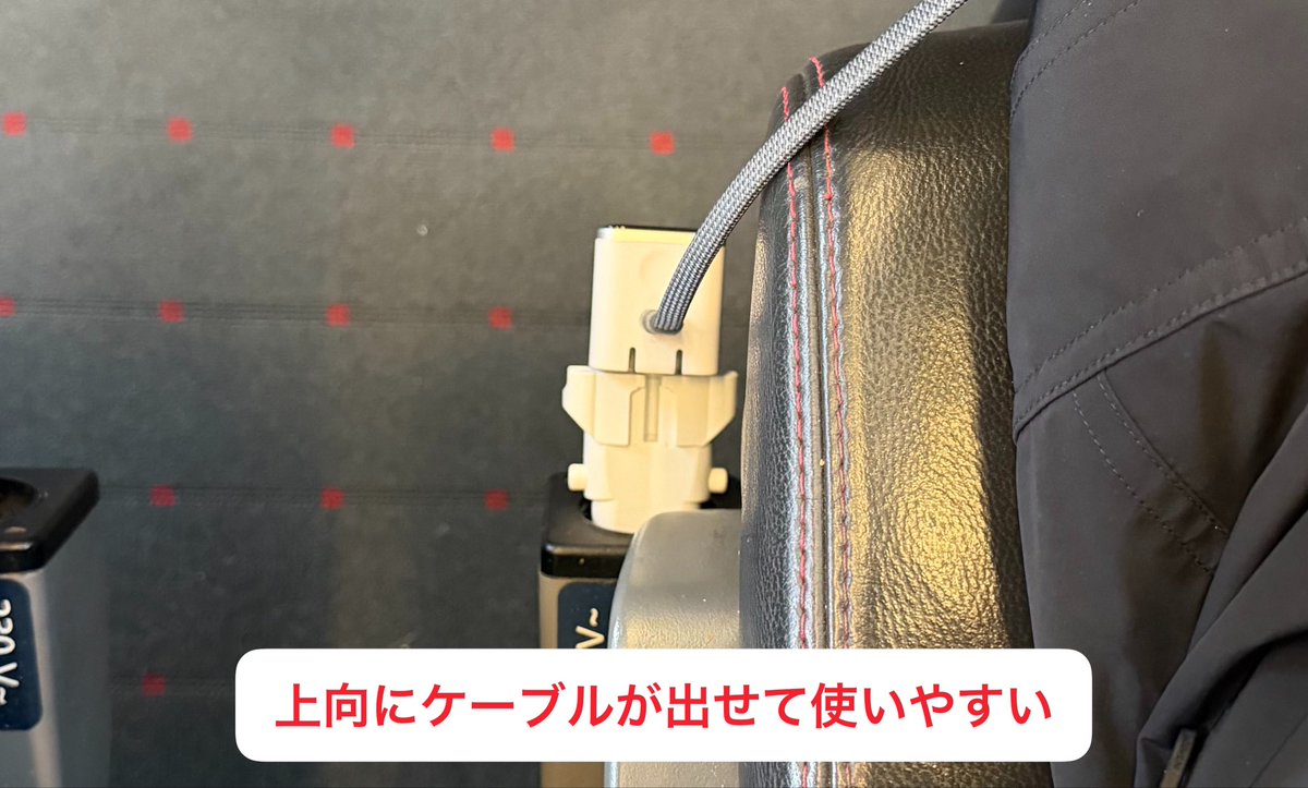 SagaraGouchi's tweet photo. Ankerのプラグの向きが変えられる充電器。

足元にコンセントがあるシチュエーションでかなり重宝します。

それから、なぜかプラグも抜けにくい。

ガバガバのコンセントなことが多い飛行機内や新幹線等でストレスフリー。

Anker Nano Charger (45W, Display, スイングプラグ) 
https://t.co/8xzDTrePDA

▼その他いいところ
・コンパクト軽量
・iPhone15以降のモデルを識別し、最適な出力でバッテリーをケア
・ディスプレイで充電出力やiPhoneのバッテリー残量を表示
・長時間の使用に優れた保護充電モードを搭載

▼悪いところ
・この出力にしては少し高い
・因数分解したみたいな覚えにくく長い名前