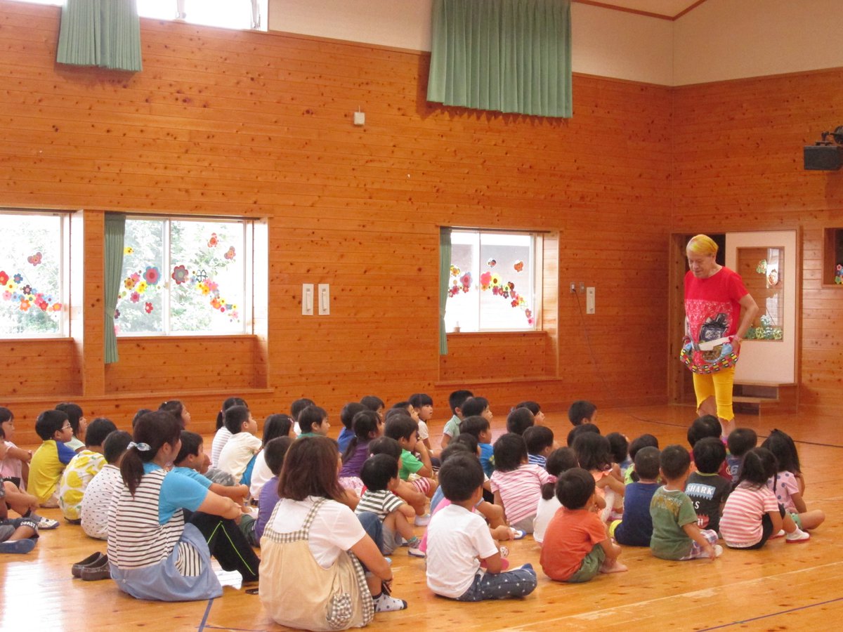 1999年秋「よい子に読み聞かせ隊」を結成、2019年春まで継続した読み聞かせ活動は関節リウマチの悪化により1930回を目前に休止。うち200回ほどは福岡西方沖地震、中越地震、中越沖地震、東北大震災等の読み聞かせボランティア。最後のボランティアが熊本地震でした。熊本の元児童・園児達よ頑張れ！
