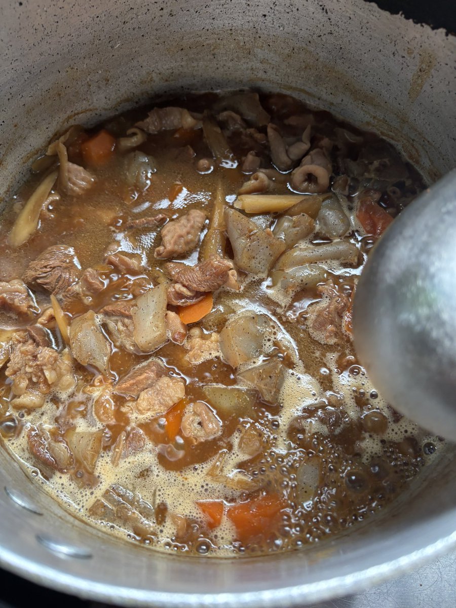 アメリカ産牛すじがお安くなっておりまたんで、国産と豚もつも混ぜて煮込む！
鍋は今はなき喫茶店時代の鍋だから少し焦げてるけどいっぱい入るからいっぱい煮込みます。