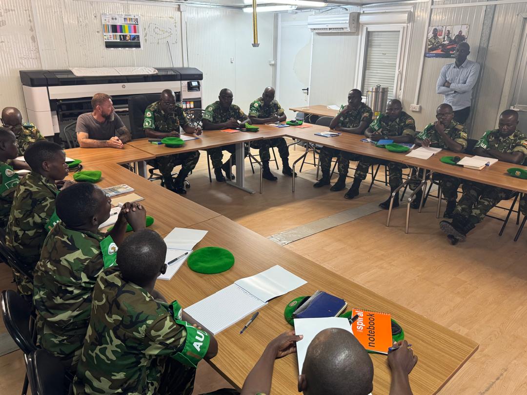 fdnbbi's tweet photo. Avec l'appui de @UNMAS et @UNSOS_, 32 militaires du contingent burundais @aussom_  ont débuté, le 13/4/2026 à Jowhar AF, une formation d'opérateurs de contre-mesures électroniques. 12 autres suivent une formation d'opérateurs de micro systèmes d'aéronefs sans pilote (MICRO- UAS). https://t.co/N83vpOqYca