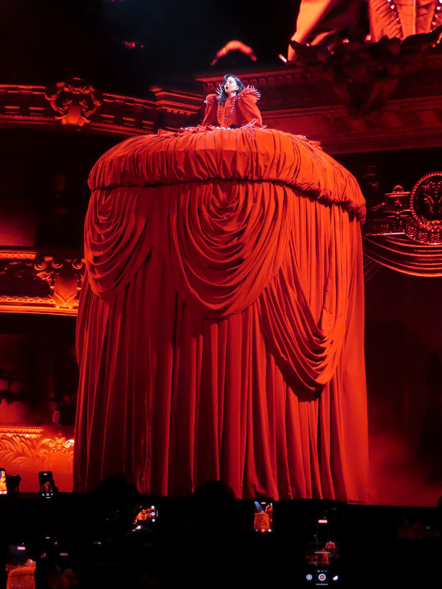 yomyfred's tweet photo. La tournée gigantesque de Lady Gaga, The Mayhem Ball, a pris fin hier soir après 95 représentations. L'occasion pour moi de vous partager mes clichés pris lors des concerts à l'Accor Arena. Un show grandiose pour une artiste unique. 🖤🤍♥️
[Thread] #LadyGaga #TheMayhemBall https://t.co/HJOWuHT6Wi