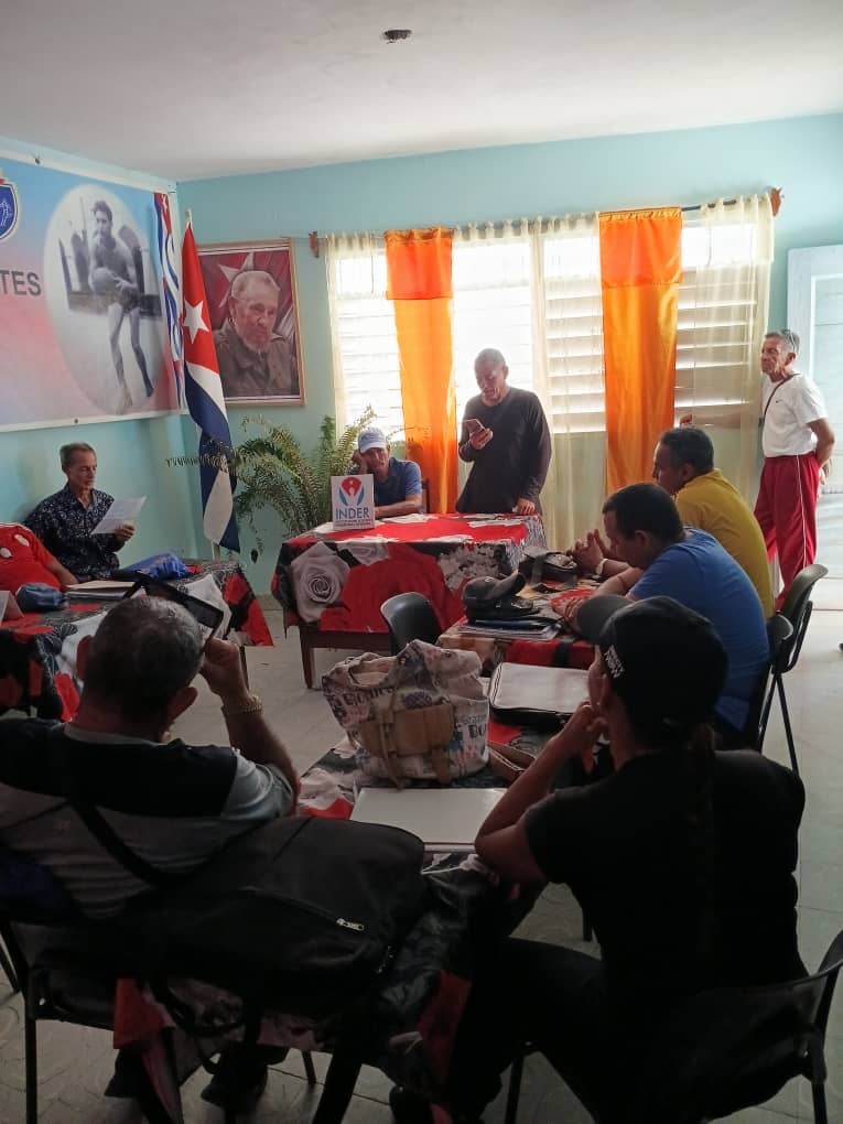 🇨🇺💪 En #Contramaestre se desarrolló la Convocatoria al 1ro de Mayo en la Dirección de Deportes, Educación Física y Recreación.
Ratificamos nuestro compromiso de desfilar con orgullo, unidad y sentido de pertenencia.
¡El deporte también marcha por Cuba! 🔥
#DeportesContramaestre