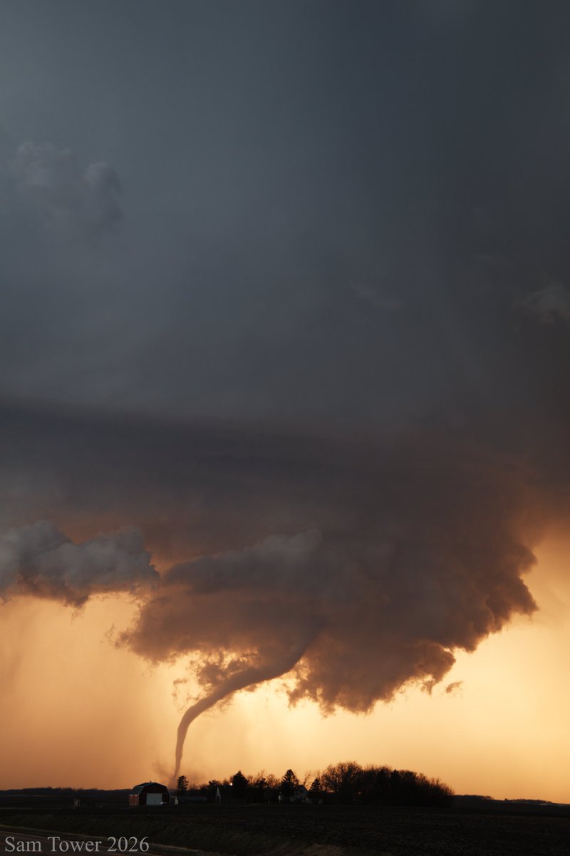 What a night! Here are some images of the immaculate tornado and supercell structure near Webb, Iowa at sunset! These aren't the final images as I'm way too tired to properly edit them, I'll have those out when I have time later this week. 
#iawx #tornado #supercell
