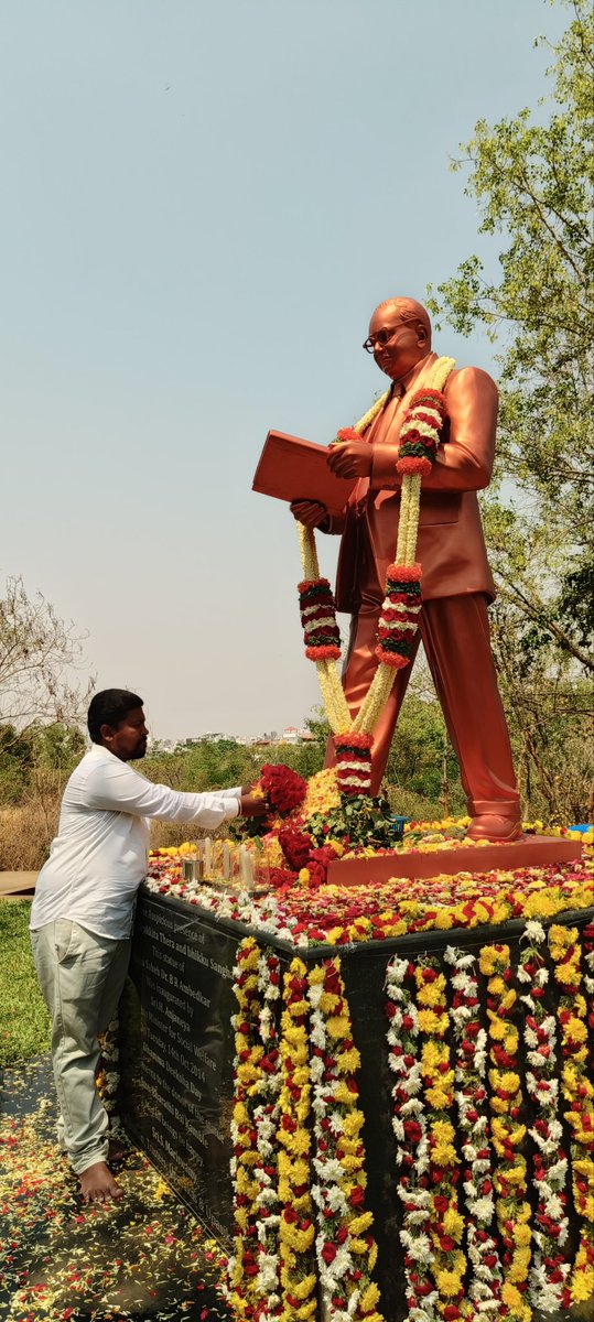 dsschandru's tweet photo. ಕತ್ತಲೆಯ ನಡುವೆ ಬೆಳಕಾದವರು,
ಕೋಟಿ ಕೋಟಿ ಜನರ ದನಿಯಾದವರು,
ಸಂವಿಧಾನದ ಸೂತ್ರ ಹೆಣೆದವರು,
ಅಸಮಾನತೆಯ ಸಂಕೋಲೆ ಕಿತ್ತೆಸೆದವರು,
ಸ್ವಾಭಿಮಾನದ ಬೀಜ ಬಿತ್ತಿದ ಮಹಾಮಾನವತಾವಾದಿ
ಡಾ.ಬಾಬಾಸಾಹೇಬ್ ಅಂಬೇಡ್ಕರ್ ಅವರ ಜಯಂತಿಯ ಶತ ಶತ ನಮನಗಳು!!!
💙ಜೈ ಭೀಮ್!!!💙💐💐💐💐

#ಜೈಭೀಮ್ #IndianConstitution #drbrambedkar #jayanti #jaibhim https://t.co/iQXRMNeNjV